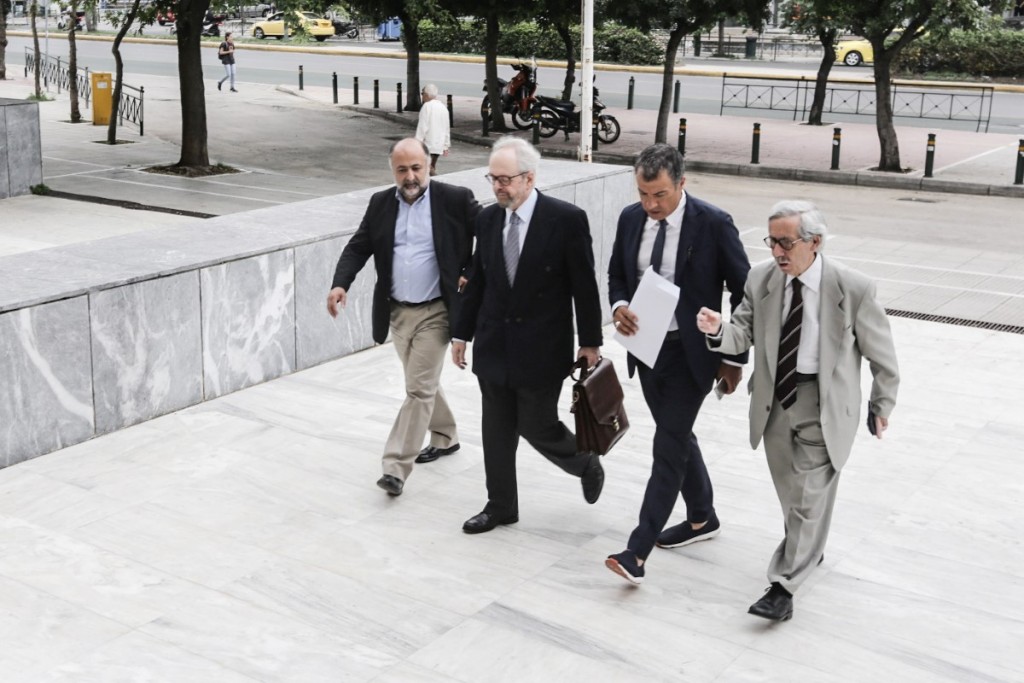 Ο Σταύρος Θεοδωράκης καταφθάνει στο κτήριο του ΑΠ συνοδευόμενος από τον επίτιμο Αντιεισαγγελέα Αρείου Πάγου και ειδικό σύμβουλο του επικεφαλής σε θέματα Δικαιοσύνης Βασίλη Μαρκή, τον πρέσβη ε.τ., σύμβουλο του επικεφαλής σε θέματα Εξωτερικής Πολιτικής Γιώργο Κακλίκη και τον εκπρόσωπο Τύπου Δημήτρη Τσιόδρα